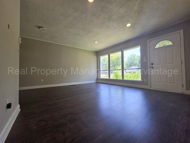Photo - Updates Everywhere! 2/3 Bedrooms in Oak Park
