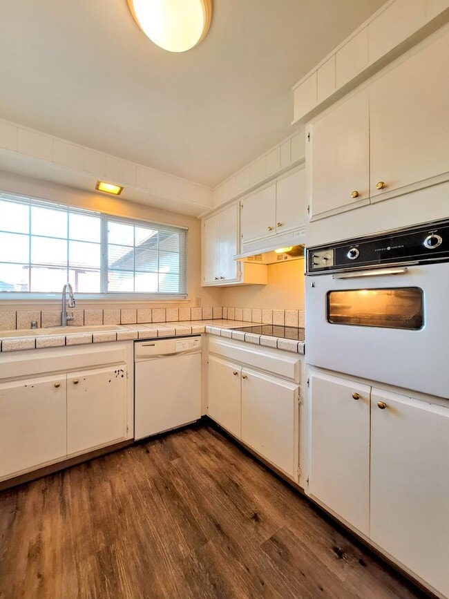 Building Photo - Charming 2bd Duplex With Private Yard & Garage