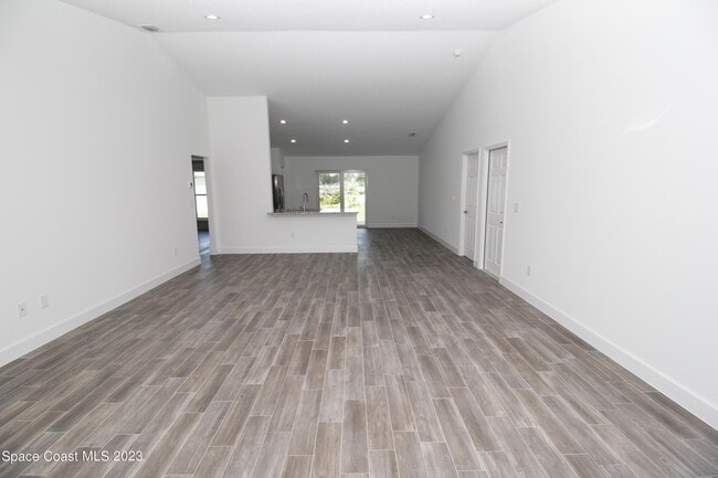 Photo - 906 Armstrong Rd SE