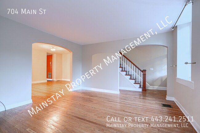 704 Main St
