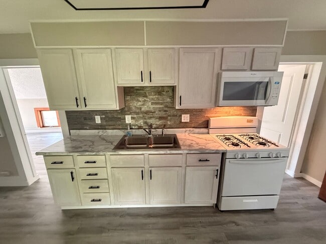 Building Photo - Two Bedroom Upper Duplex
