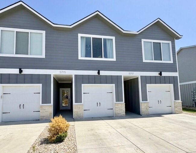 Building Photo - Modern Townhome with STUNNING Views in West MHK