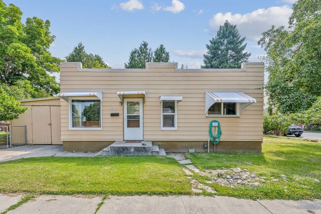 Building Photo - $2,800 - 4 bed/2 bath House with fenced yard