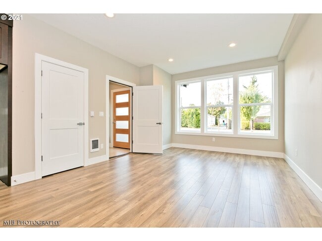 living room/entry - 2834 NE Killingsworth St Unidad B