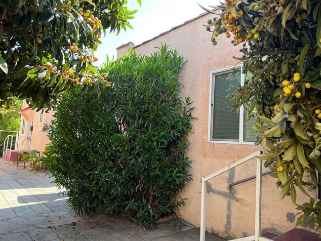 5223 De Longpre Ave Unit 5223