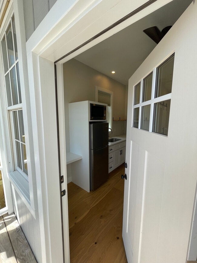 Photo - 907 Ashley Ave Unidad Studio behind Main House