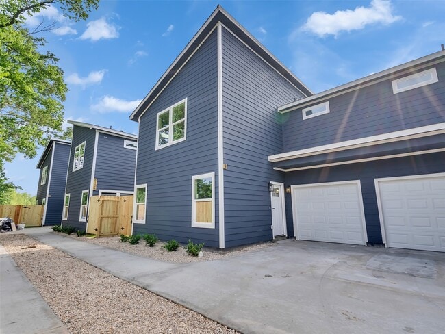 Building Photo - 8102 Crestview Dr