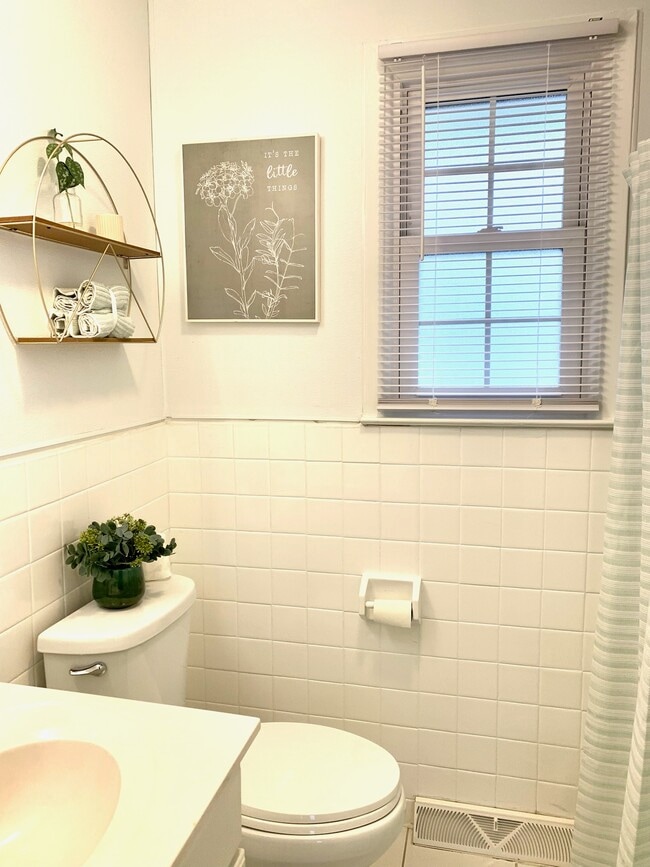 2-Bed/1-Bath (Model) Bathroom