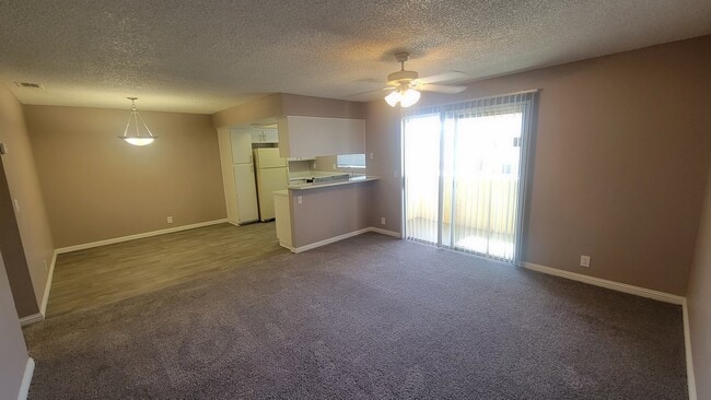 Sala de estar - Sunset Springs Apartments