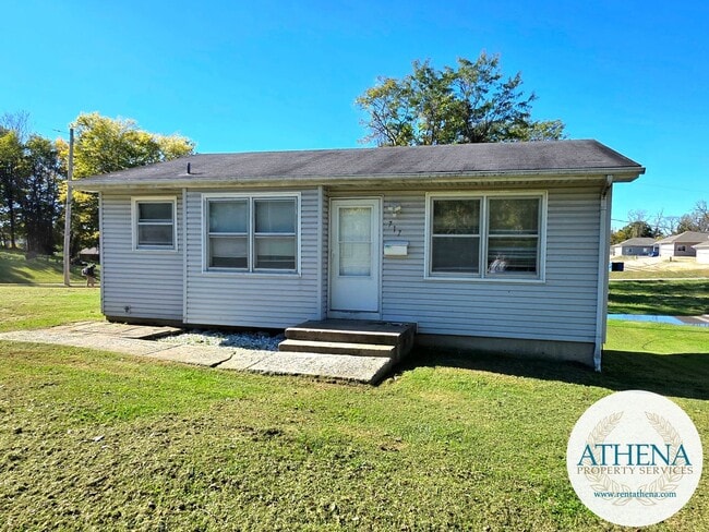 Building Photo - 2 Bedroom / 1 Bath House - SIZABLE YARD & ...