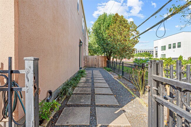 Photo - 112 White Dr