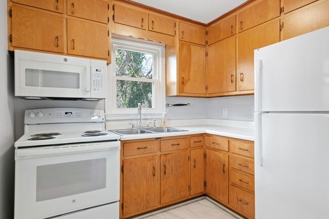 Photo - 2 Bed / 1 Bath Bungalow. Dog Friendly. Fenced Yard.