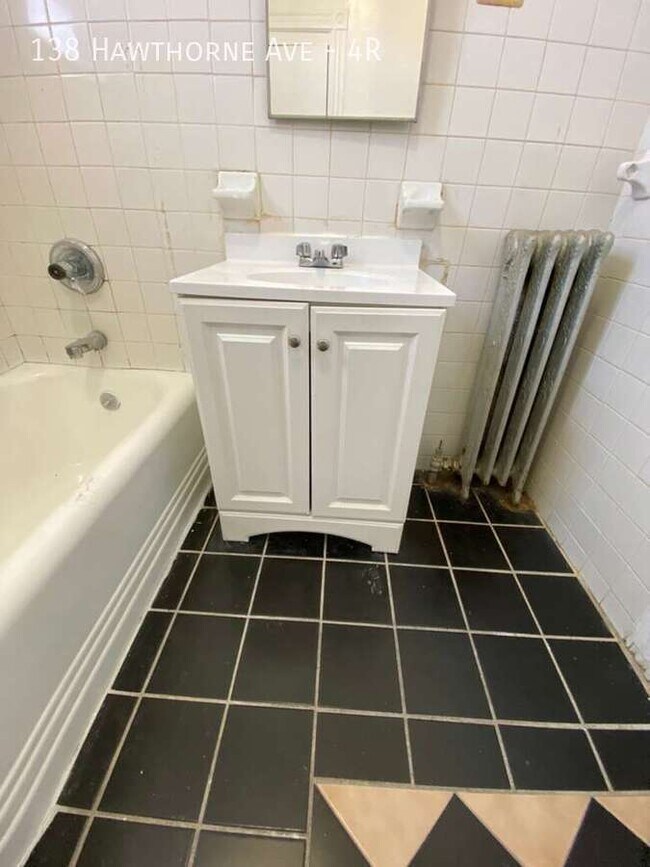 138 Hawthorne Ave Unit 4R