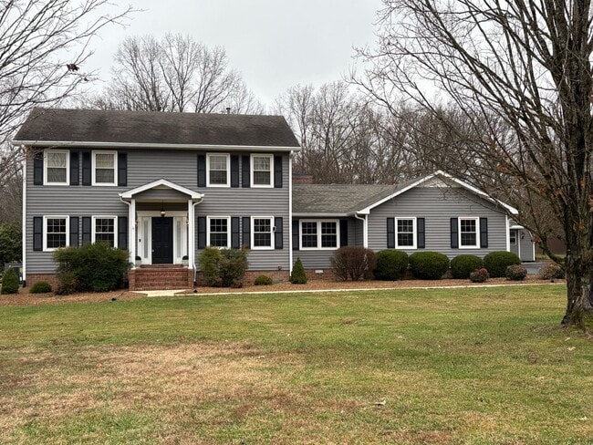 Building Photo - Charming Home Near Lakewood Golf & Country Club in Tullahoma...