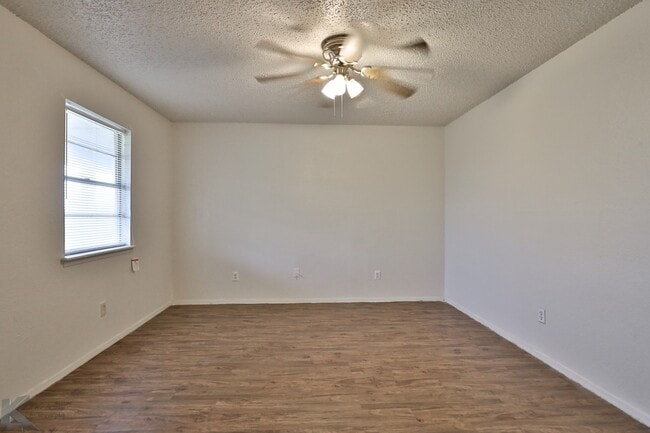 Adorable 2 bedroom apartment! - Adorable 2 bedroom apartment! Unit 8