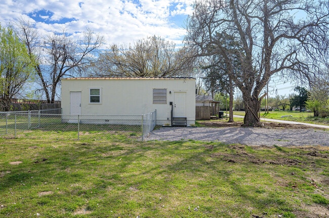 Building Photo - 709 SE 10th St