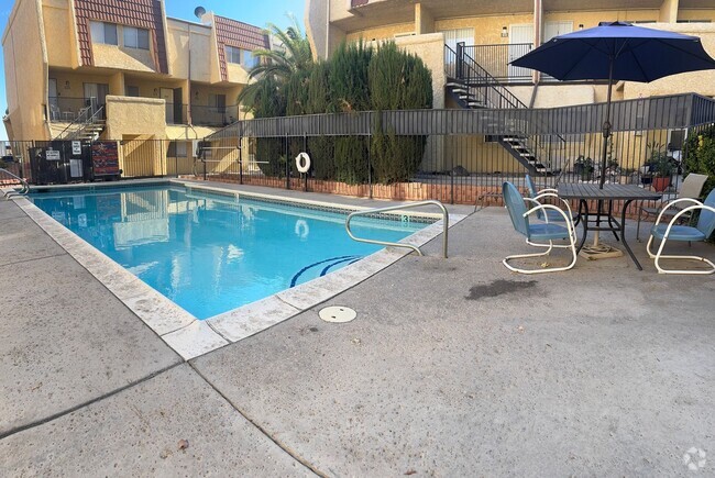 Building Photo - 2 bedroom, 1.5 baths, Boulder Hills condo Unit 106B