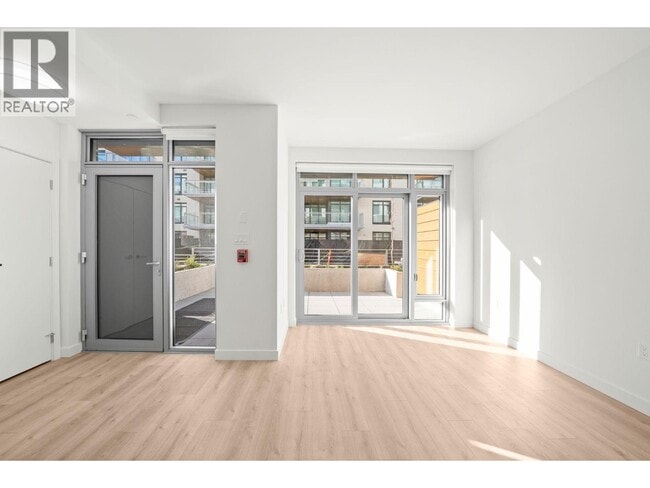 Photo - 755 Harbourside Dr