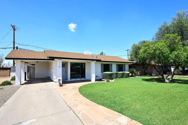 Photo - 716 W 11th St