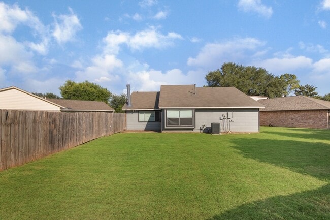 Building Photo - 15535 Evergreen Pl Dr