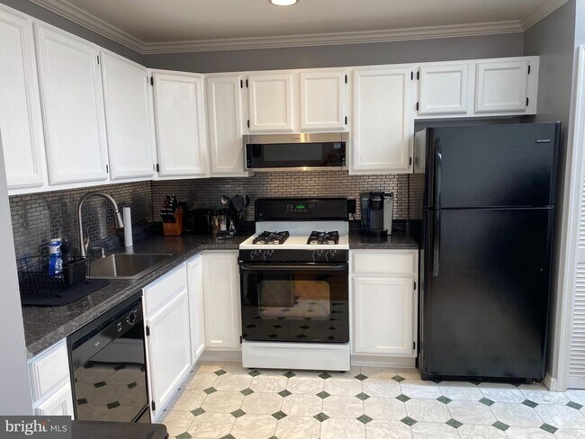 Photo - 617 N Henry St Unit 2 bed 1 bath across the park