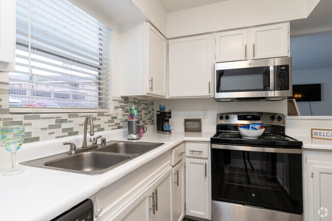 2BR, 2BA - 956SF - Kitchen