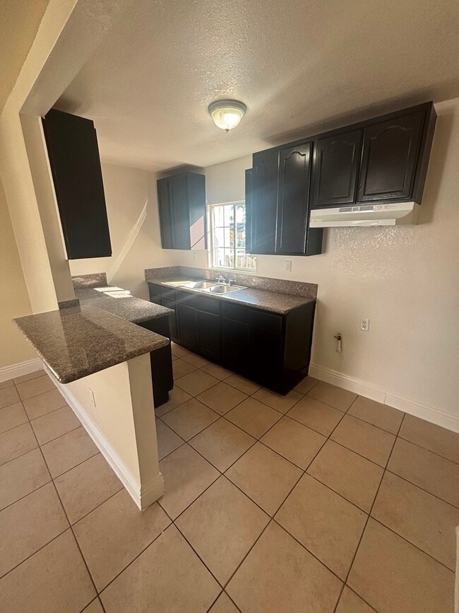 Photo - 2721 1/2 S Sycamore Ave Townhome