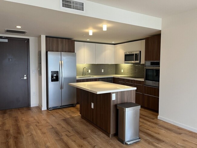 Photo - Symphony - 2 bedroom, 2 baths Condo, with 2 parking stalls - Avail now!