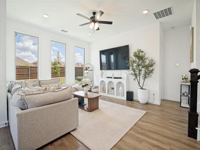 733 Grand Dl Dr
