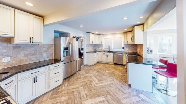 Building Photo - Gorgeous 4-Bed 2-Bath in Beaver Hills