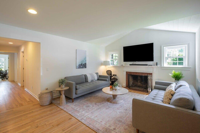 Building Photo - 241 Pantigo Rd Rental