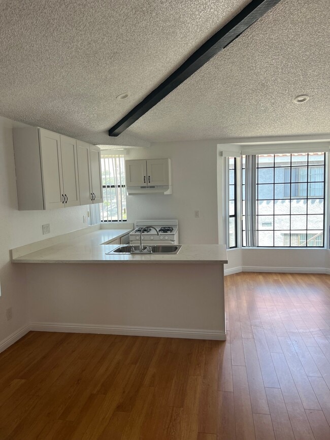 Building Photo - 10234 Tujunga Canyon Blvd Unit 301
