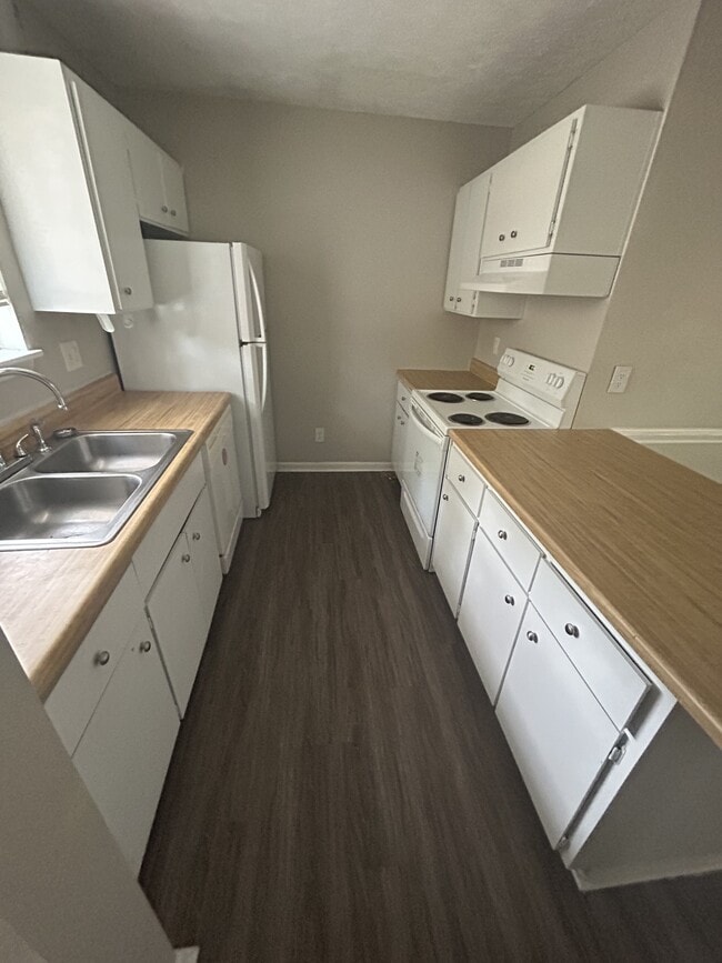 Photo - 843 Applewood Ln
