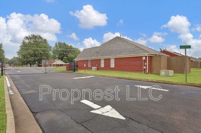 Photo - 840 Barrington Woods Cove