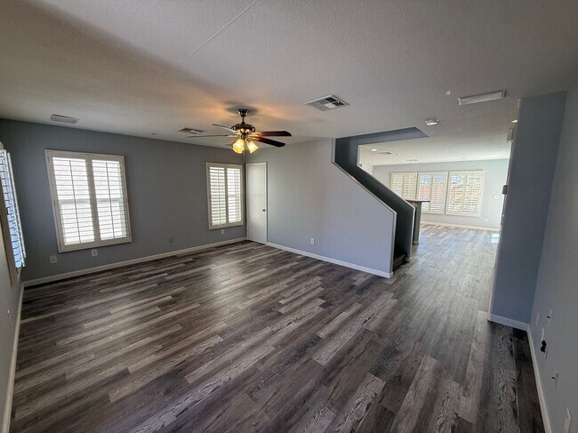 Photo - 684 Magrath St