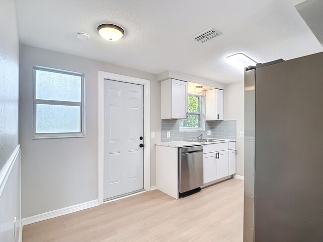 Photo - 5711 Pine St