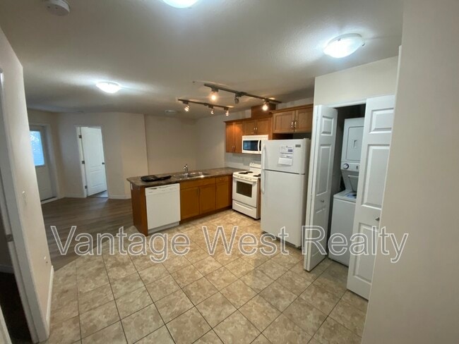 Photo - 598-598 Sutherland Ave
