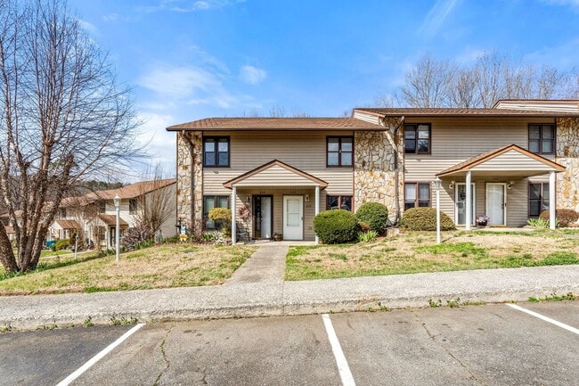 Building Photo - Updated 2-bedroom, 1.5-bath townhome in Winston-Salem