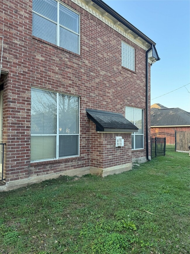 Building Photo - 6015 Ladonia St