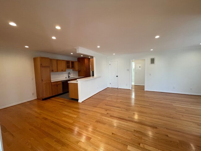 Building Photo - 1104 Masselin Ave Unit 01 Rental