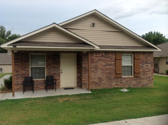 Building Photo - TG-4014 N. 54'TH Unit B