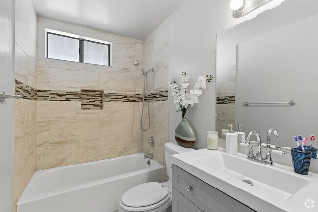 2BR, 1.5BA - 925SF - 1st Bathroom