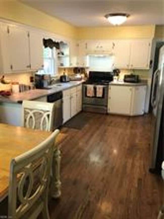 Photo - 4 Bedroom 2.5 bath Located in Larkspur VB
