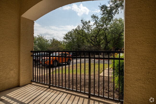 2BR, 2BA - 1,061SF