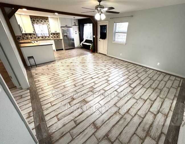 Photo - 635 W Hillcrest Dr