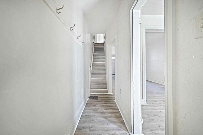 Photo - Available Now - Spacious 4 Bedroom, 1.5 Ba... House