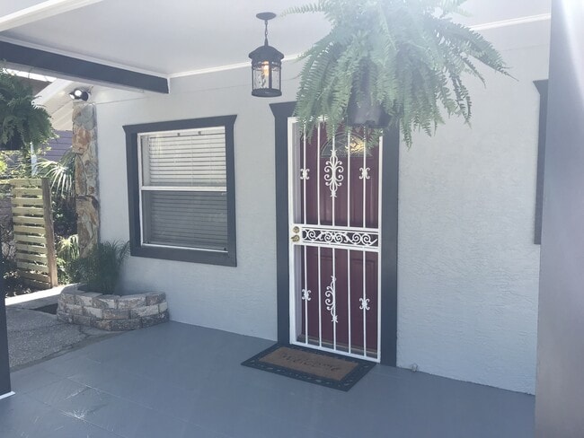 Building Photo - 5 Bedroom Home Close to Downtown