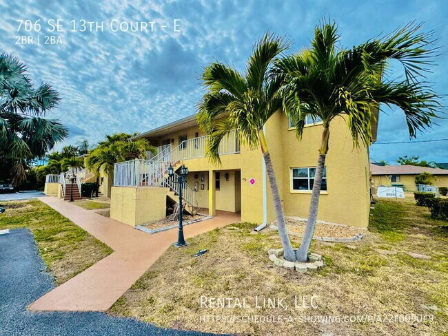 Building Photo - 706 SE 13th Ct Unit E