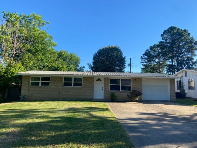 Building Photo - 3 Bed 1.5 Bath House