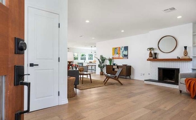 Photo - 3270 Hermanos St